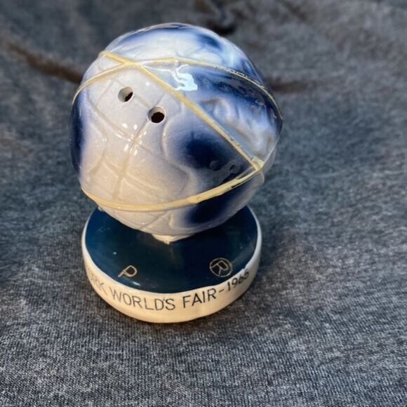 1964 New York Worlds Fair Globe Salt Pepper Shakers Ceramic Made In Japan - Picture 3 of 5